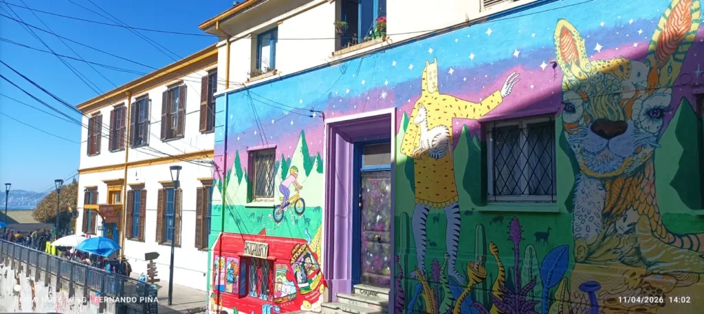 Fachada con mural colorido de un felino andino y patrones geométricos en Valparaíso