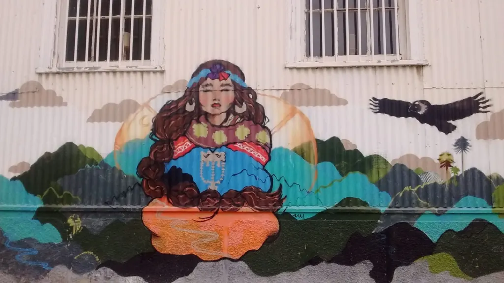 Mural marino con peces, coral y una figura mitológica en un muro de Valparaíso
