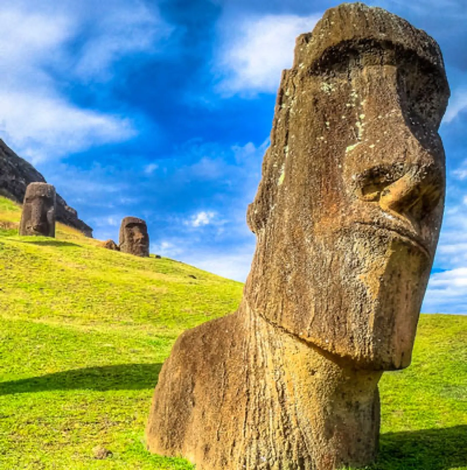 Moáis alineados en un ahu de Isla de Pascua frente al océano Pacífico