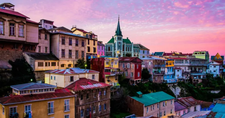 Casas de colores del Cerro Alegre de Valparaíso al atardecer