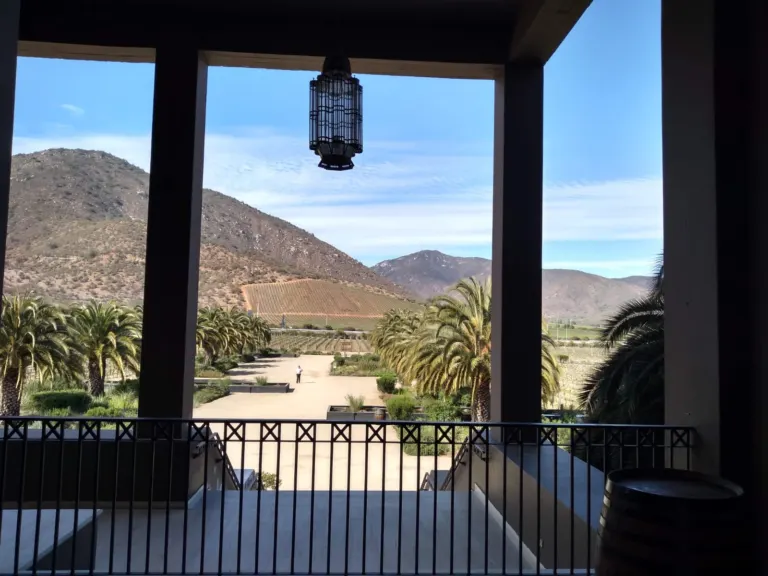 Viñedos del valle de Casablanca y la cordillera de la costa vistos desde el balcón de una viña con lámparas de forja