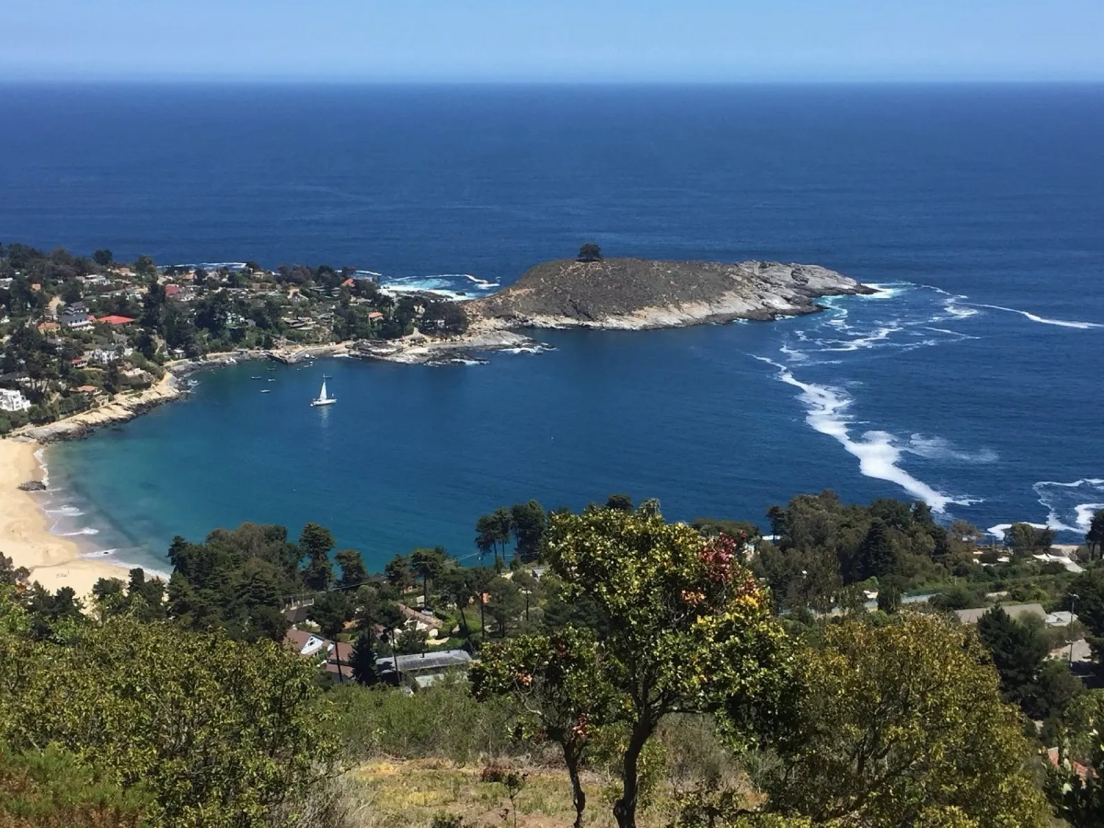 Bahía de Zapallar con un velero, en la Costa Norte de la región de Valparaíso