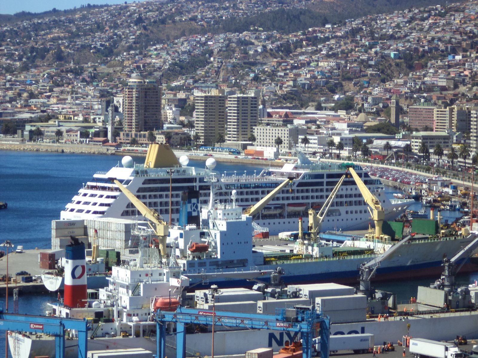 Crucero atracado en el puerto de San Antonio