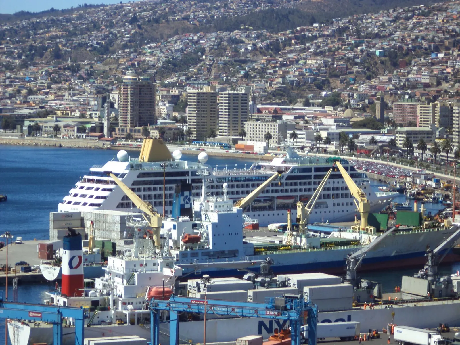 Crucero atracado en el puerto de Valparaíso visto desde los cerros
