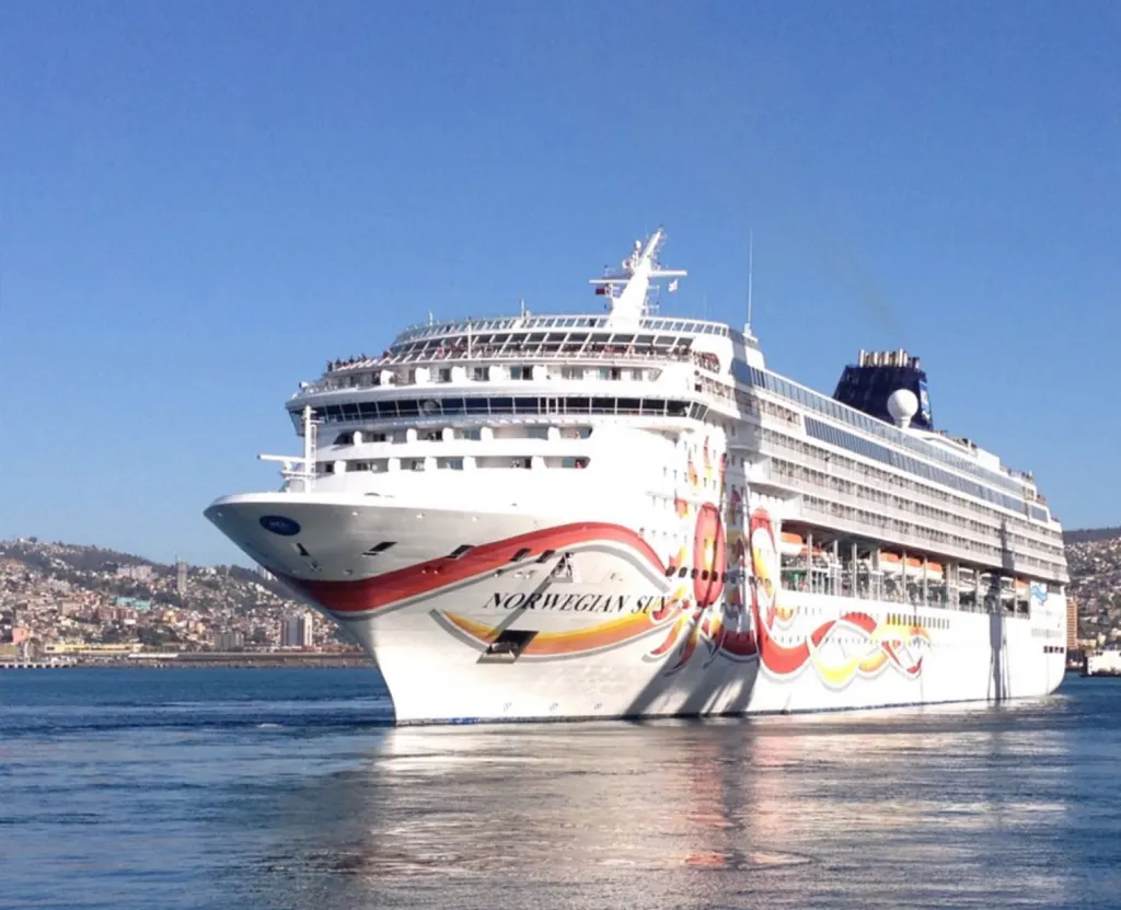 Crucero atracado en el puerto de Valparaíso