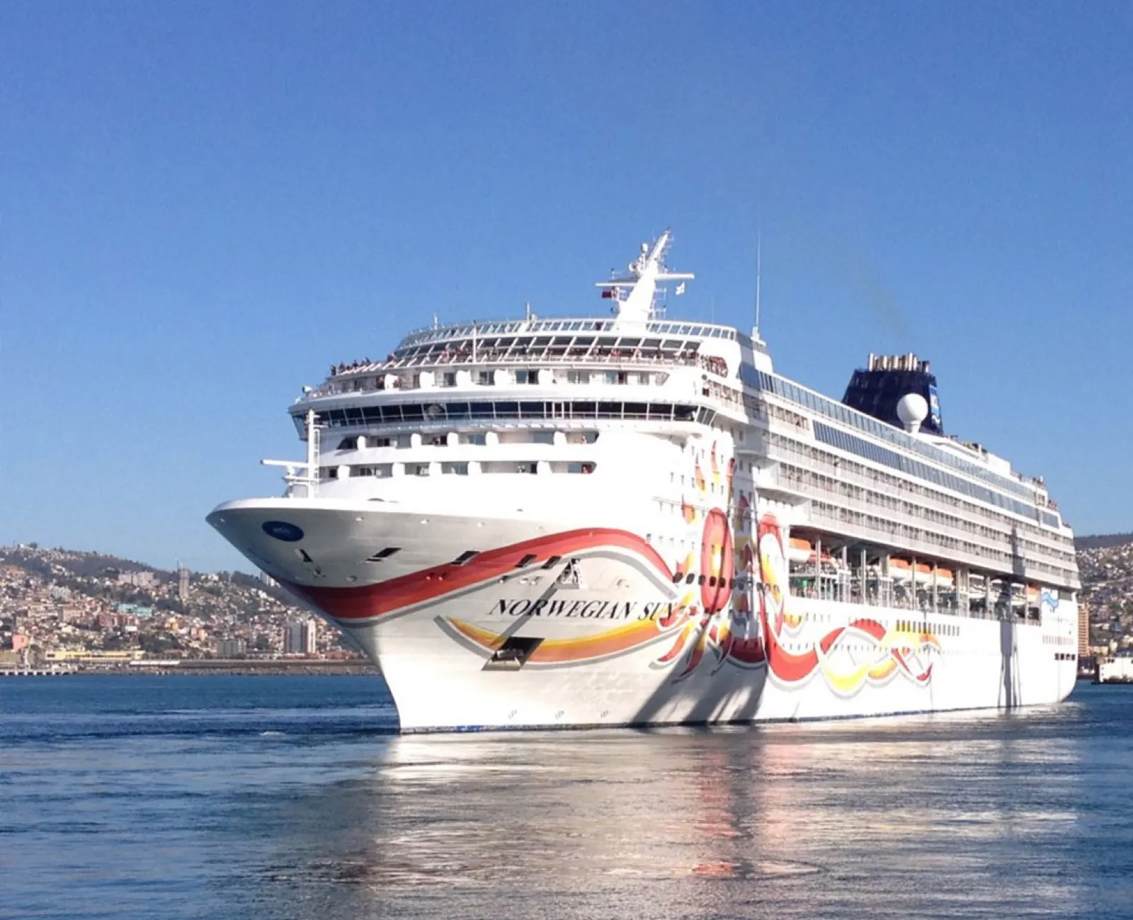 Crucero atracado en el puerto de Valparaíso