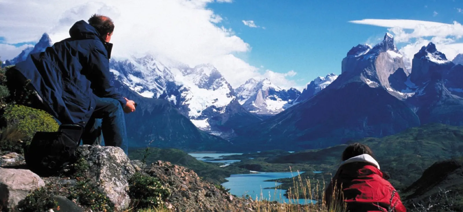 Viajero contemplando las montañas de Torres del Paine