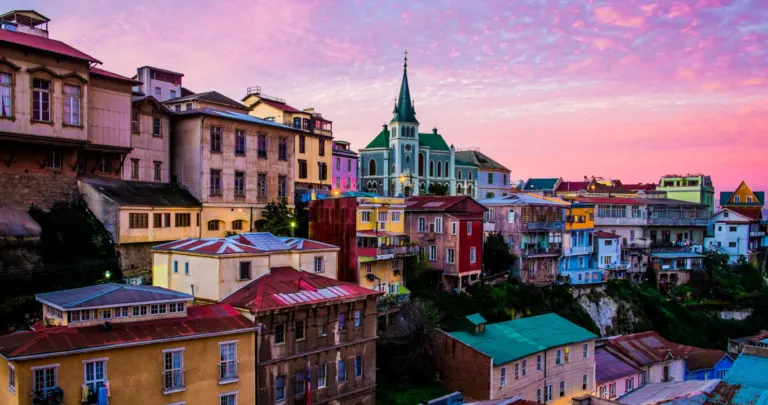 Casas de colores del Cerro Alegre de Valparaíso al atardecer