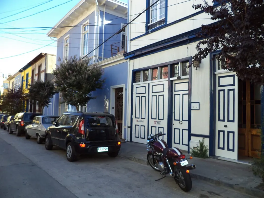 Casas de madera azules y blancas en una calle de los cerros de Valparaíso