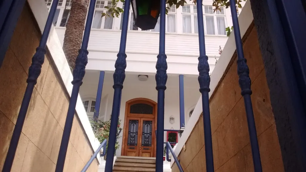 Calle empinada con casas azules y de colores del Cerro Concepción de Valparaíso