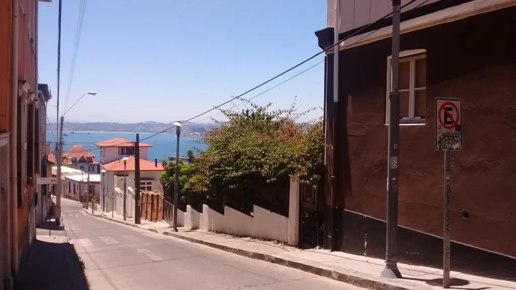 Calle empedrada de Valparaíso con vista al Pacífico al fondo