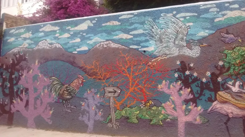 Fachadas amarillas con balcones y flores en una calle del Cerro Alegre de Valparaíso