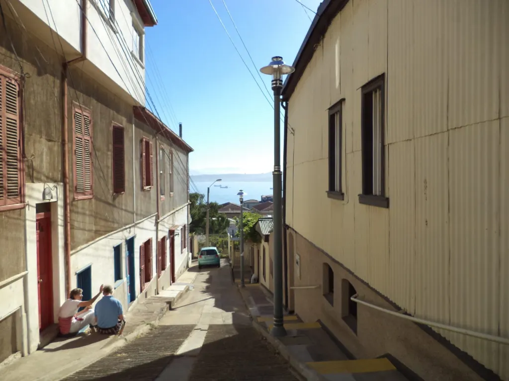 Escalera de un cerro de Valparaíso con vista al Pacífico al fondo