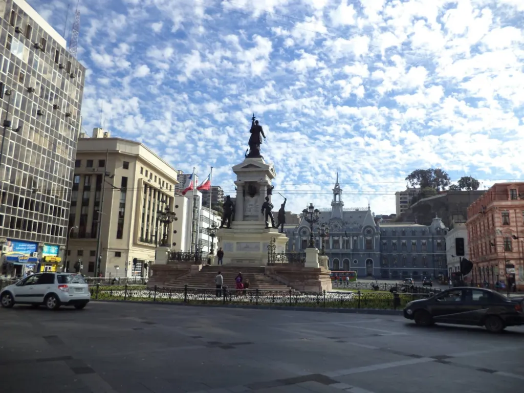 Plaza Sotomayor con el monumento a los Héroes de Iquique frente al edificio de la Armada, Valparaíso