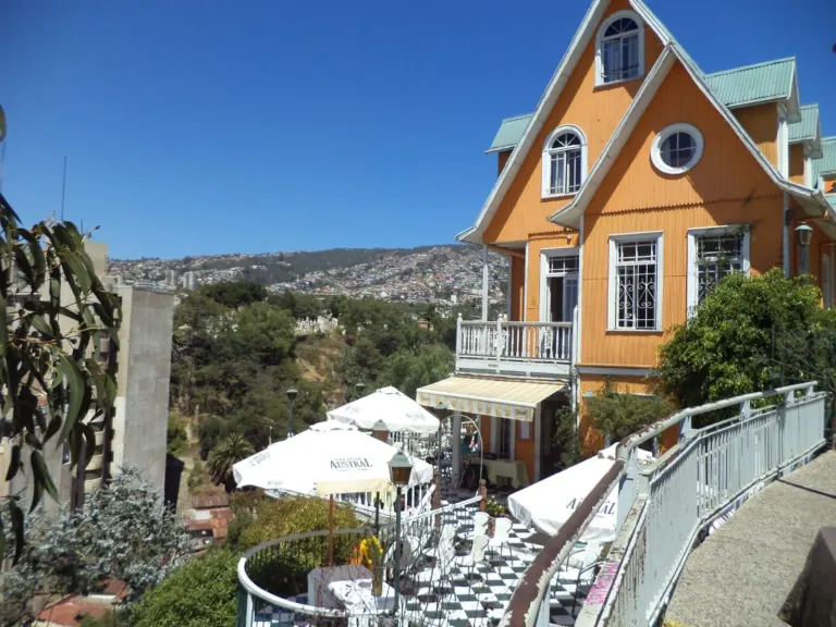 Terraza con vista panorámica de los cerros de Valparaíso desde el Cerro Concepción