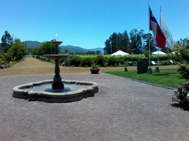Entrada de la viña Casas del Bosque con su fuente y la bandera chilena